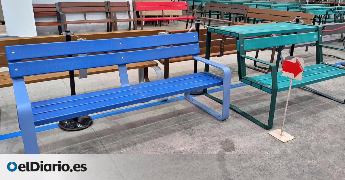 Bancos de colores con mesa, casi "infinitos", que desembarcan en las calles de Madrid.