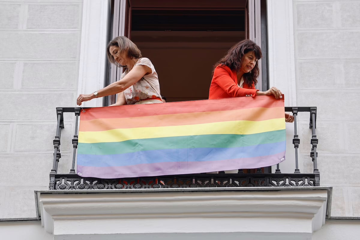 Un tribunal desestima la demanda de Vox sobre las banderas LGTBIQ+ en el edificio de los grupos municipales en la calle Mayor de Madrid | Noticias de Madrid