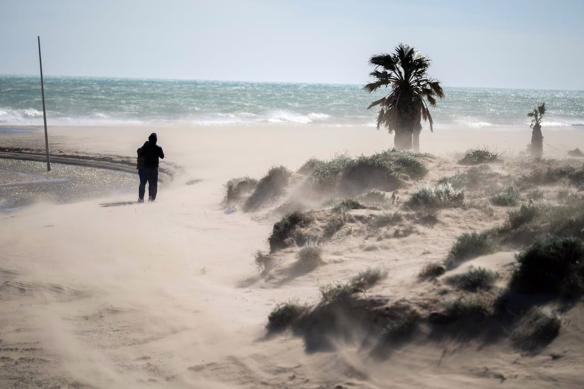 La tormenta 'Oriana' genera alertas en toda España debido a vientos intensos y precipitaciones.