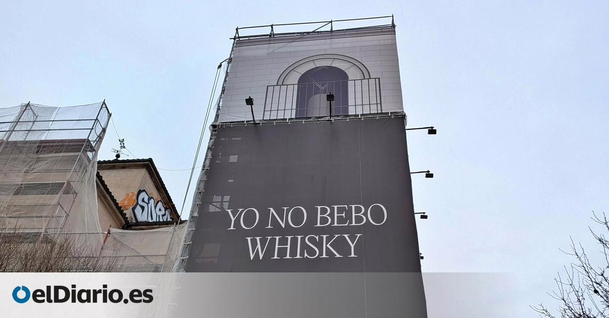 Una iglesia en el centro de Madrid promociona una campaña de una bebida con 40º de alcohol mediante dos grandes carteles.