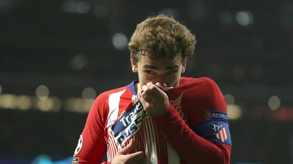Antoine Griezmann besando el escudo del Atlético de Madrid en el estadio Metropolitano