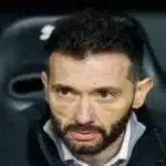 Carlos Corberán, entrenador del Valencia CF, en el banquillo durante un partido de LaLiga, técnico que ha sacado al equipo del descenso pero cuya continuidad más allá de junio genera dudas en el club.