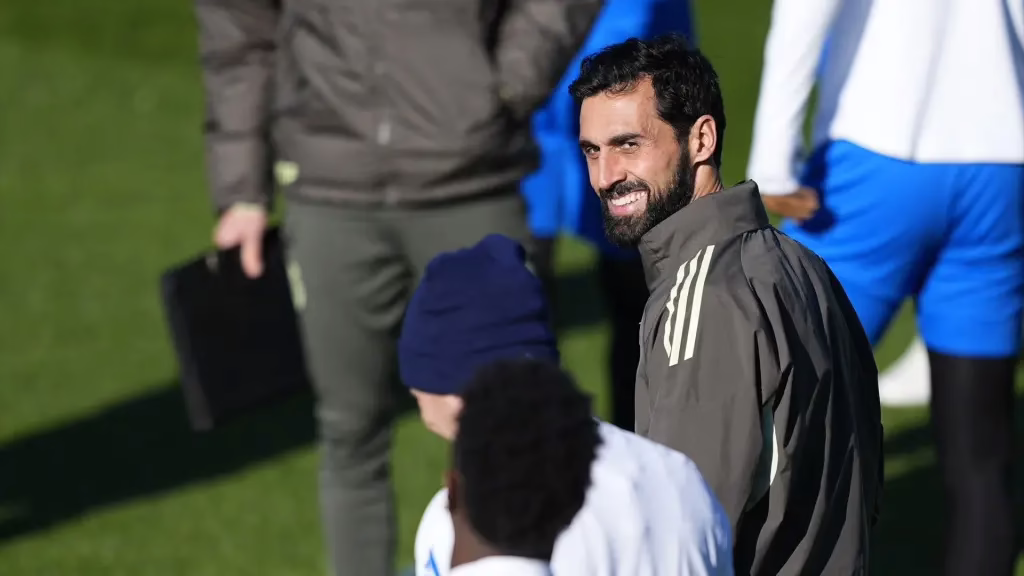 Arbeloa aclara el significado de su "sofá gris" tras tensiones internas y filtraciones en el equipo.