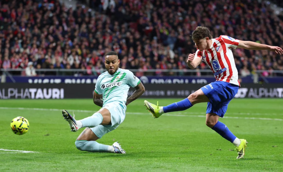 Julián Álvarez alargó su falta de goles y el Atlético de Madrid lo padeció contra el Betis.