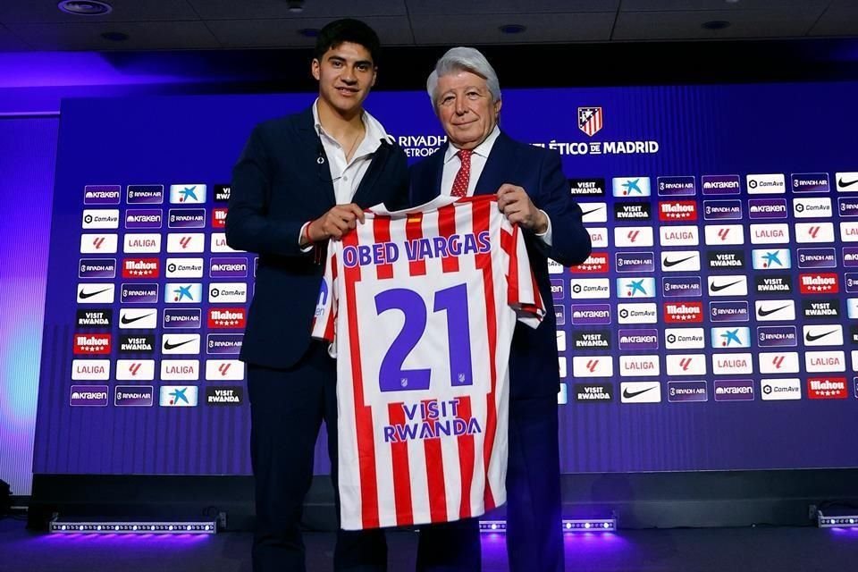 Enrique Cerezo encabezó la presentación de Obed Vargas.
