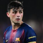 Primer plano de Pedri con la camiseta del FC Barcelona mirando con atención durante un partido en febrero de 2026.