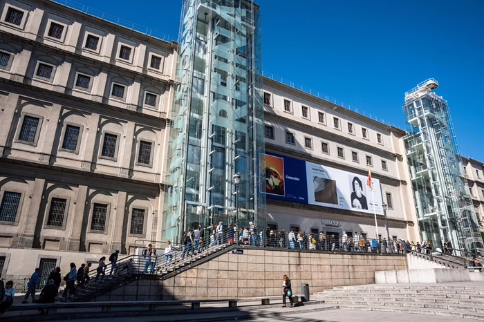 El Museo Reina Sofía indaga sobre la expulsión de tres mujeres portando banderas israelíes.