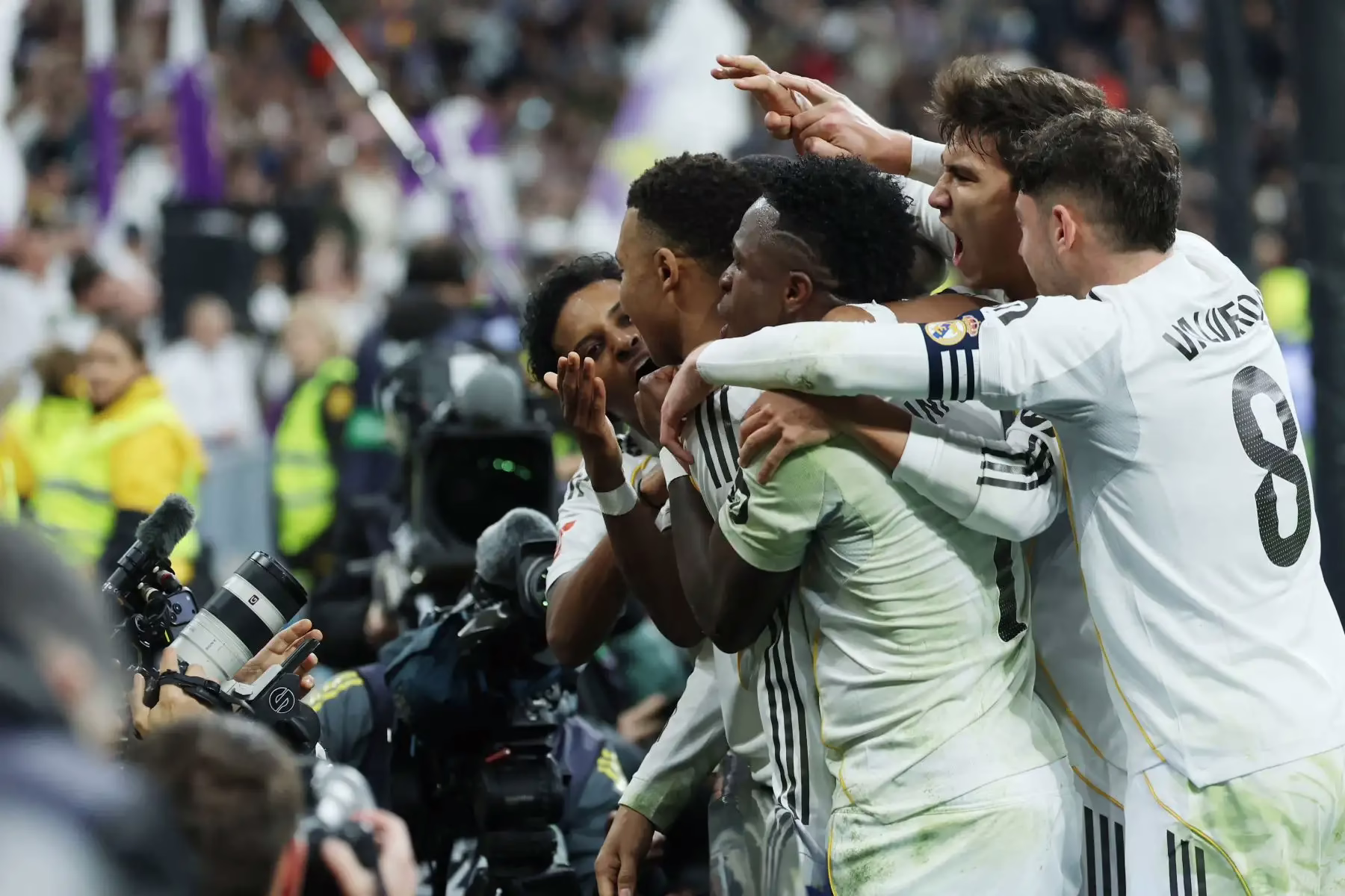 El Real Madrid FC se impone 2 a 1 al Rayo Vallecano en la liga española en el estadio Santiago Bernabéu de Madrid | Álbum de Fotos.