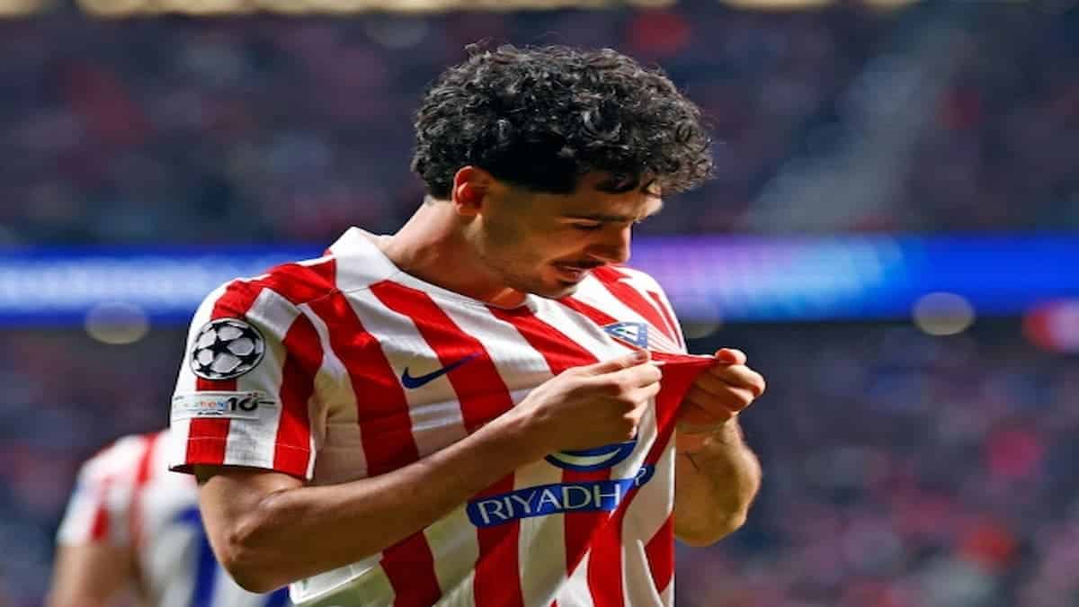 Johnny Cardoso celebrando su primer gol como jugador del Atlético de Madrid señalando el escudo rojiblanco en el Metropolitano durante el partido de Champions League ante el Club Brugge.