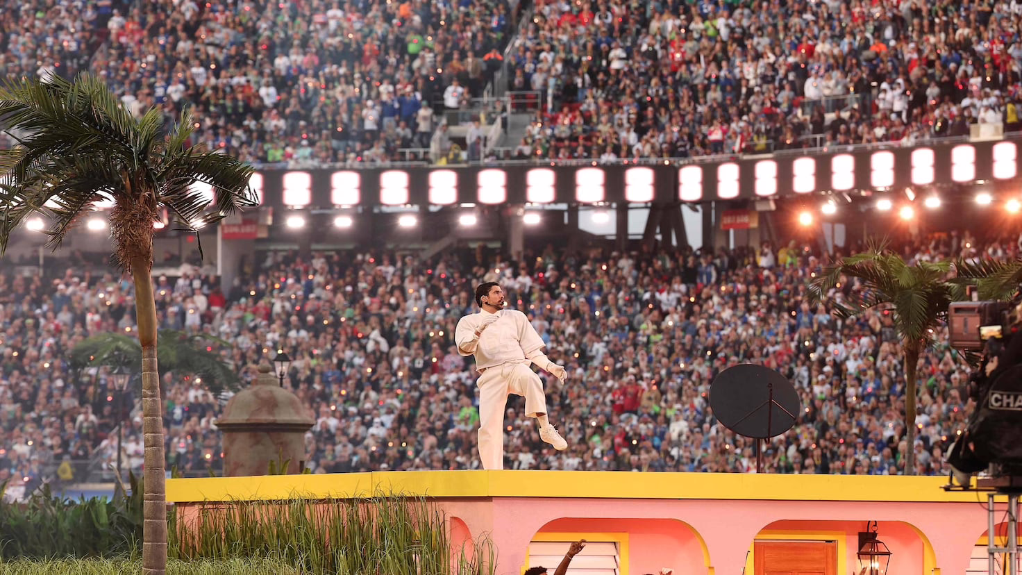Bad Bunny establece nuevos récords con su memorable actuación en el descanso de la Super Bowl.