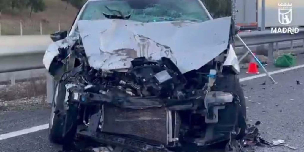 Cuatro jóvenes lesionados en accidente entre un coche y un camión en Vallecas.