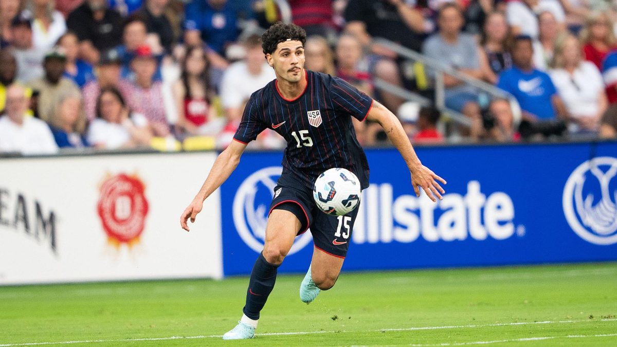 Johnny Cardoso durante un partido con la selección de Estados Unidos