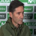 Marcelino García Toral con semblante serio durante la rueda de prensa tras el partido Betis vs Villarreal en enero de 2026