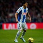 Omar El Hilali, lateral del Espanyol con el dorsal 23, en acción durante un partido de LaLiga EA Sports, temporada en la que es uno de los jugadores más utilizados por Manolo González.