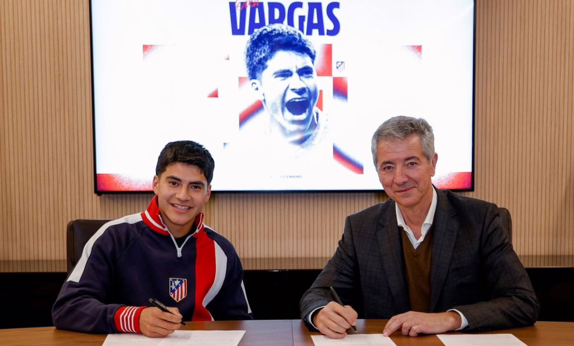 El Atlético de Madrid presenta oficialmente al mexicano Obed Vargas.