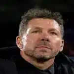 Diego Pablo Simeone, entrenador del Atlético de Madrid, concentrado en el banquillo durante un partido de la temporada 2025-26.