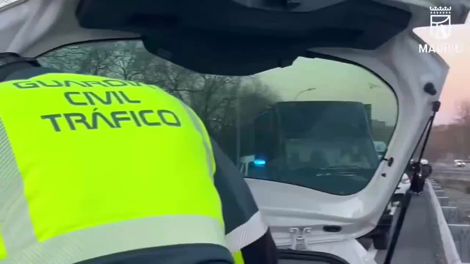 Cuatro adolescentes lesionados tras chocar su auto con un camión en la M-40.