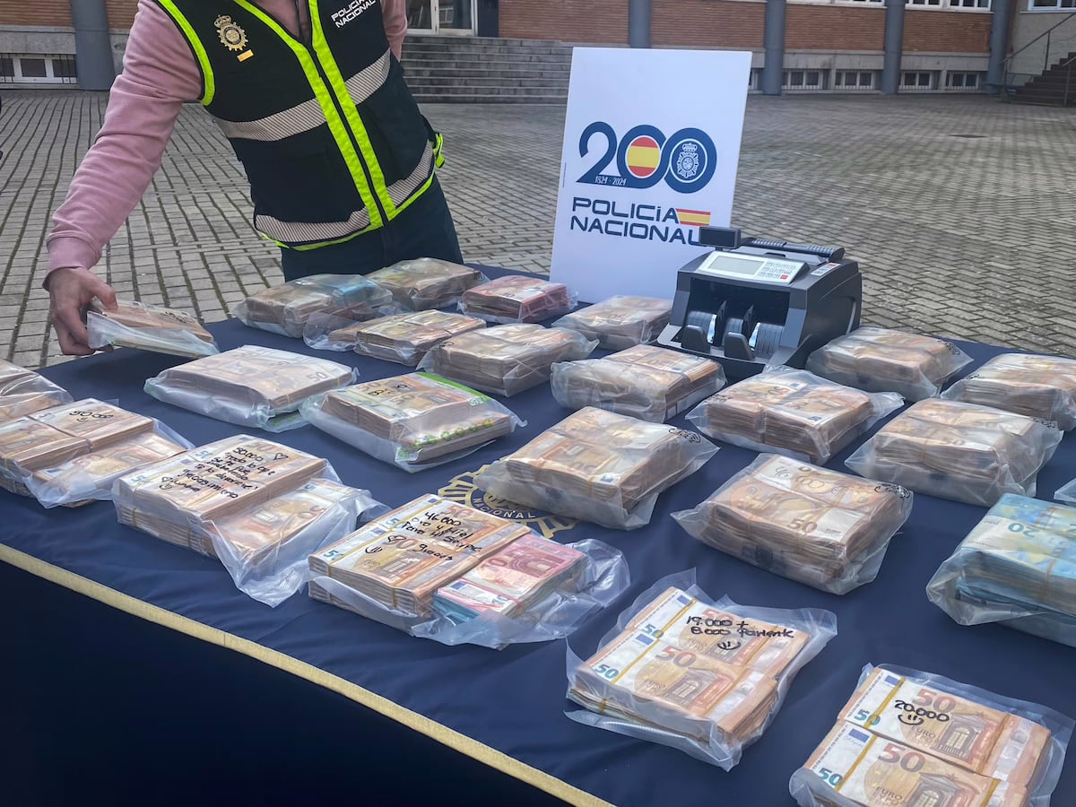 La narcotraficante que escribía mensajes de éxito y cariño en montones de billetes: “Gracias, Universo” | España