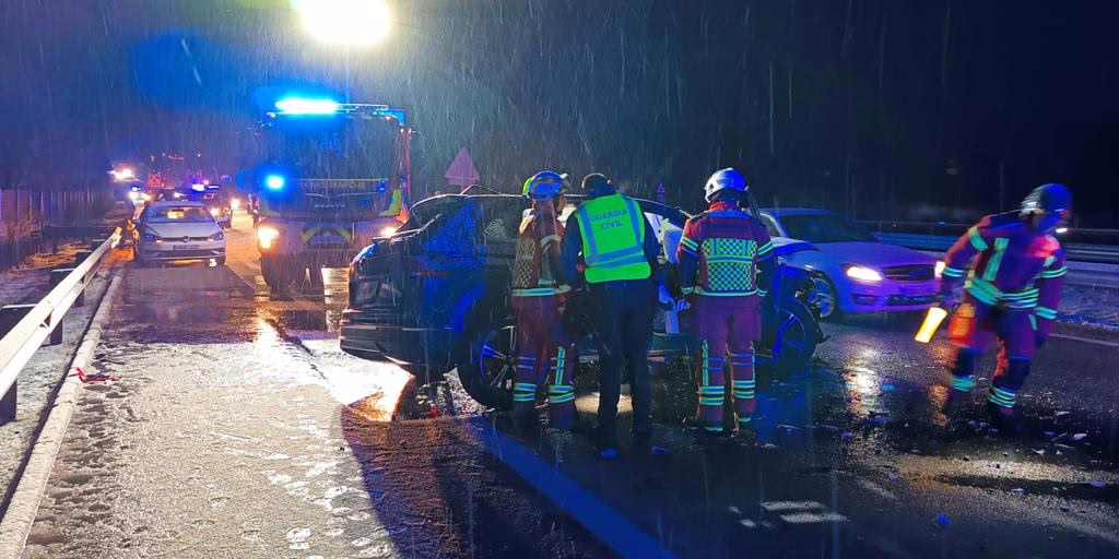 Fallece una mujer de 35 años tras colisionar su vehículo con una máquina quitanieves en Madrid.