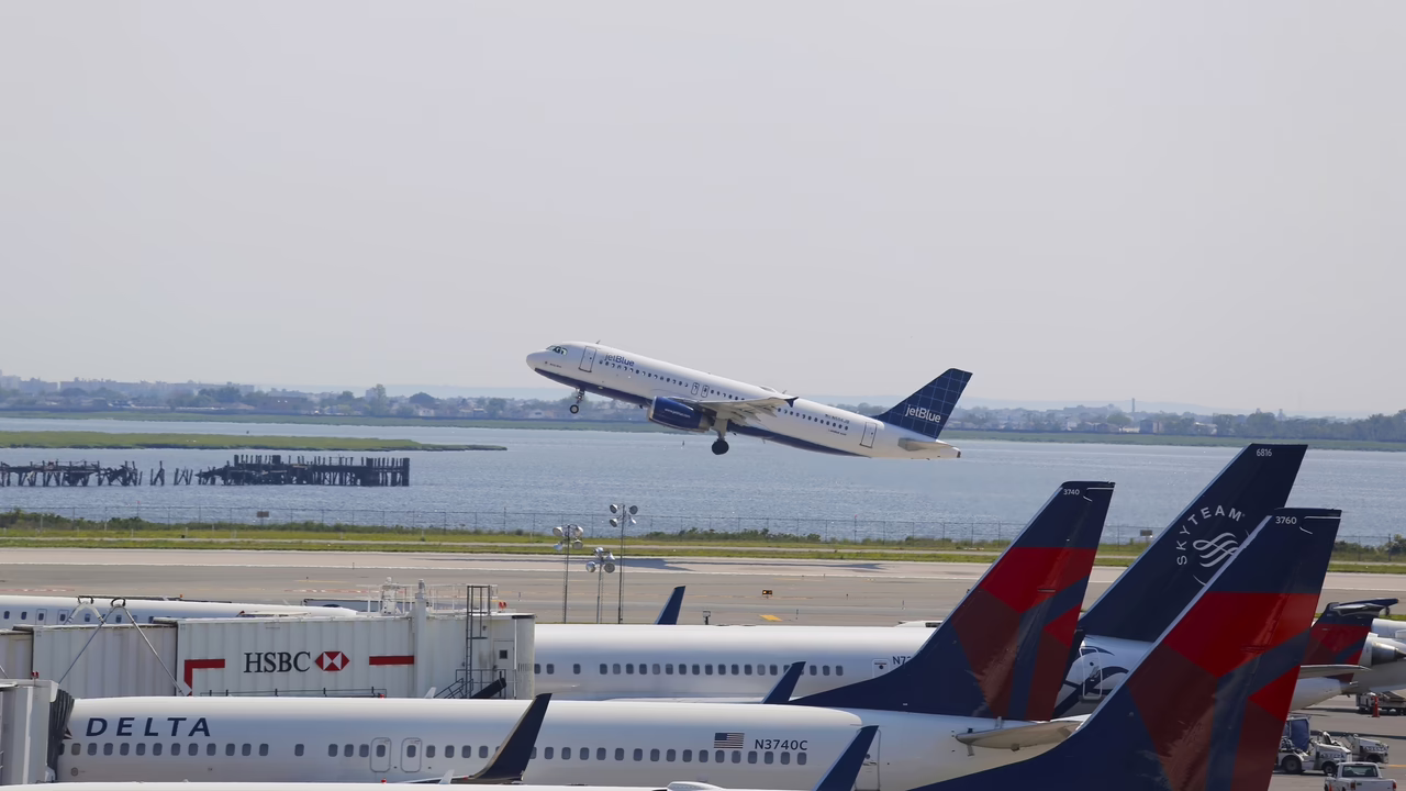 'Sanse Sin Aeronaves' se pronuncia contra las molestias del tráfico aéreo que afectan a 50.000 residentes.
