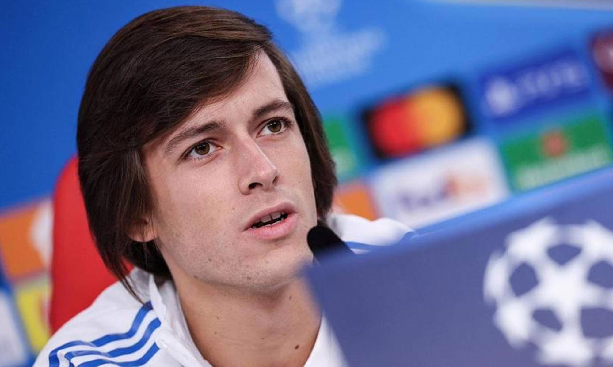 Álvaro Carreras (22) recibe la advertencia de Arbeloa: de ser titular indiscutible a un lugar en el banquillo a la vista.