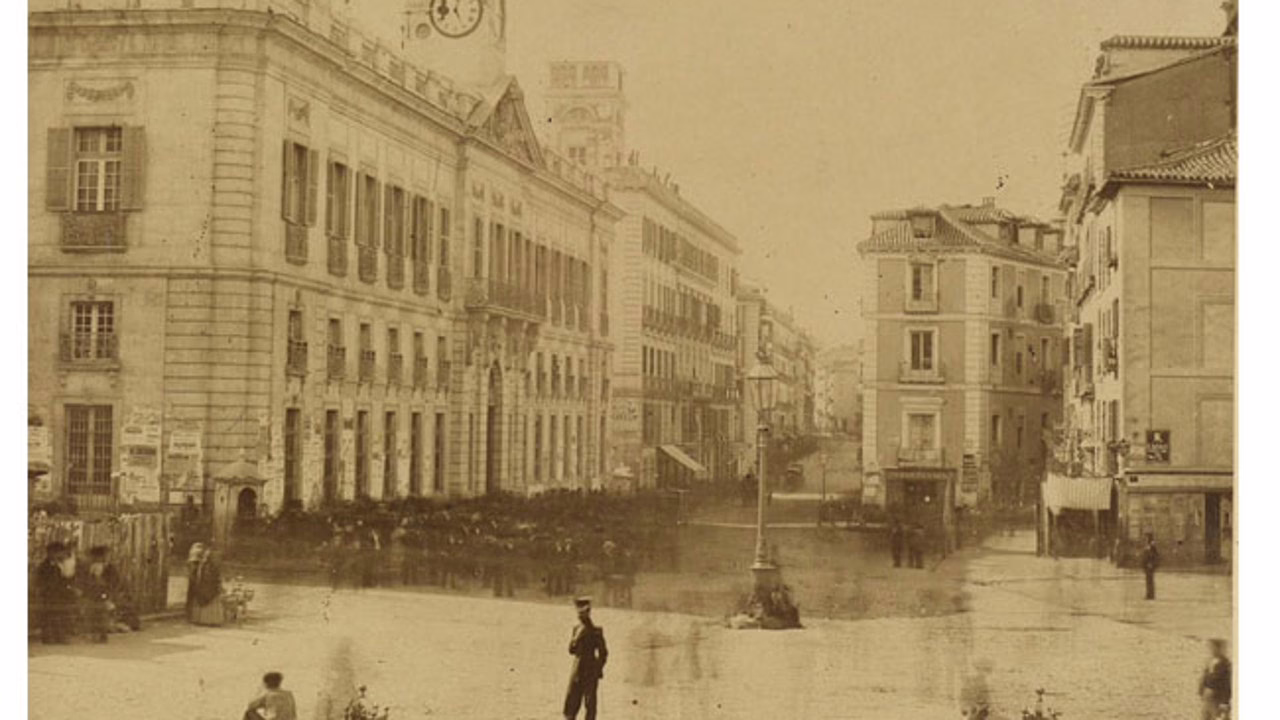 Un recorrido por la historia de la Puerta del Sol en Madrid.