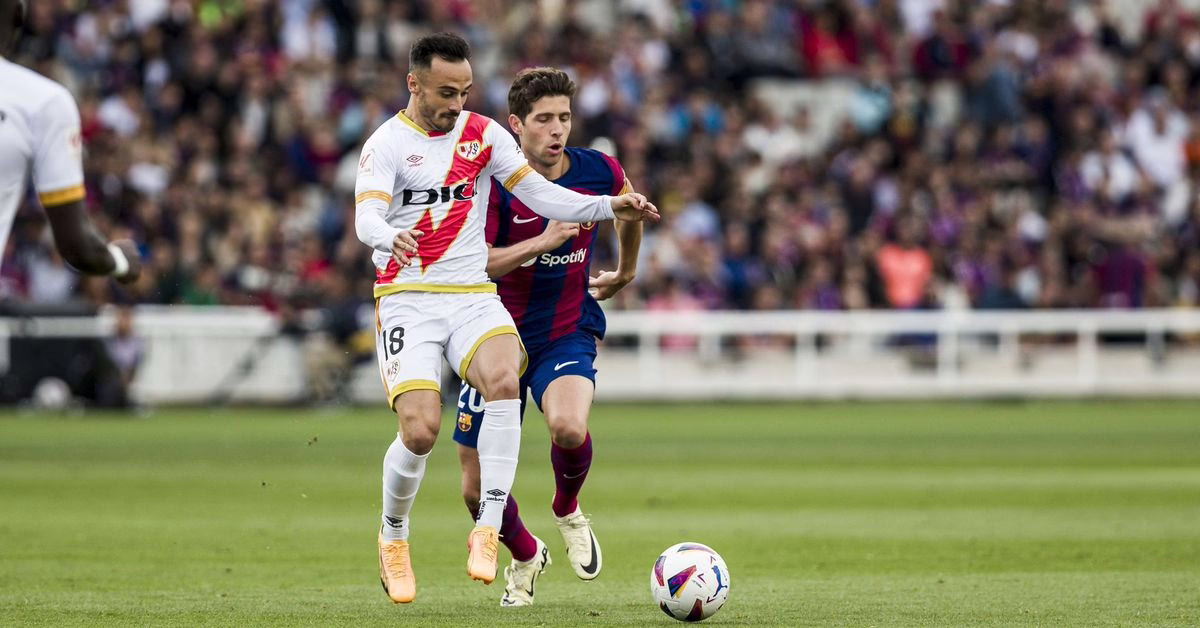 El antiguo jugador del Cádiz CF Álvaro García deja su huella en el Rayo Vallecano.