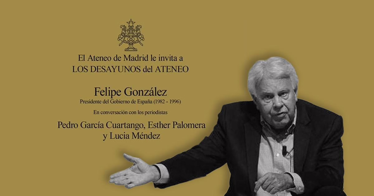 Felipe González conversa con reporteros en el desayuno del Ateneo.