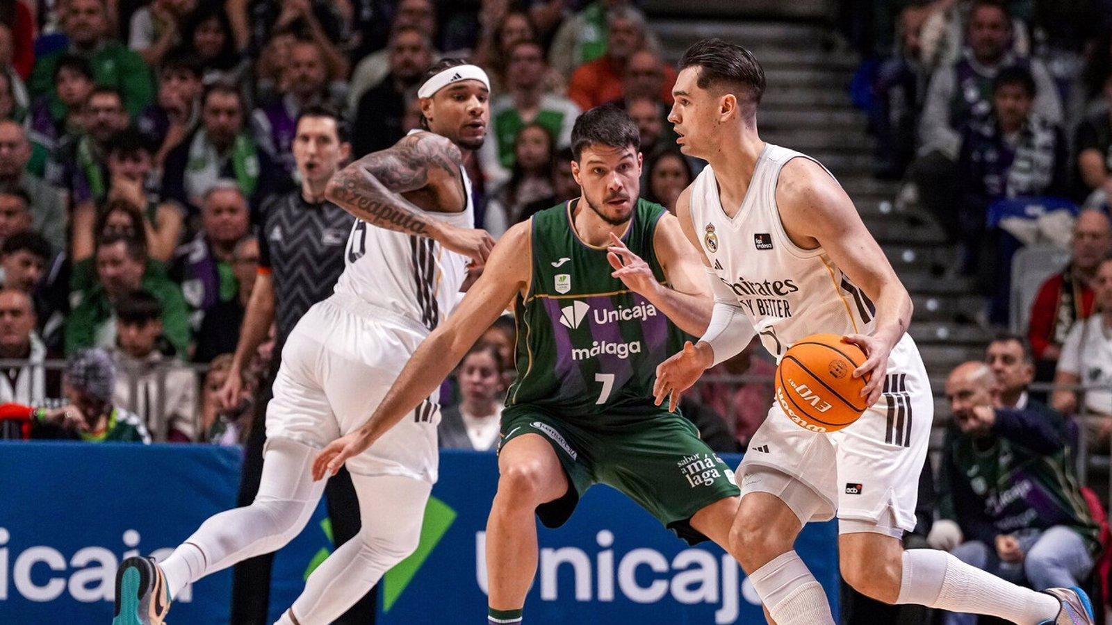 El Real Madrid supera al Unicaja antes de la Copa y consolida su primera posición en la ACB.