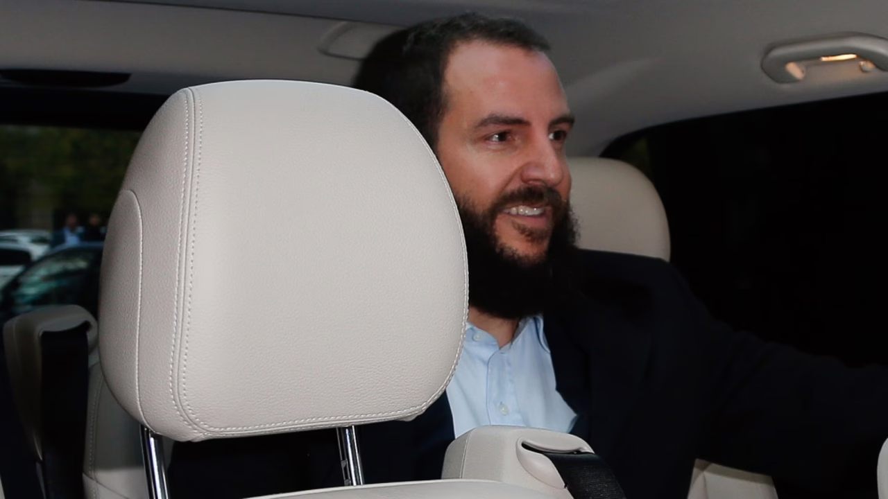 Borja Thyssen infringe las normas de tráfico al esquivar a los medios en Madrid.