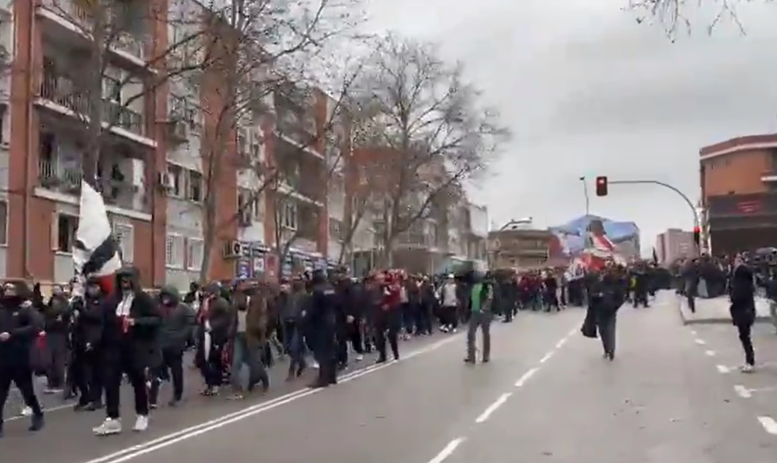 Aficionados del Rayo se reúnen frente al estadio para exigir la renuncia de Martín Presa.