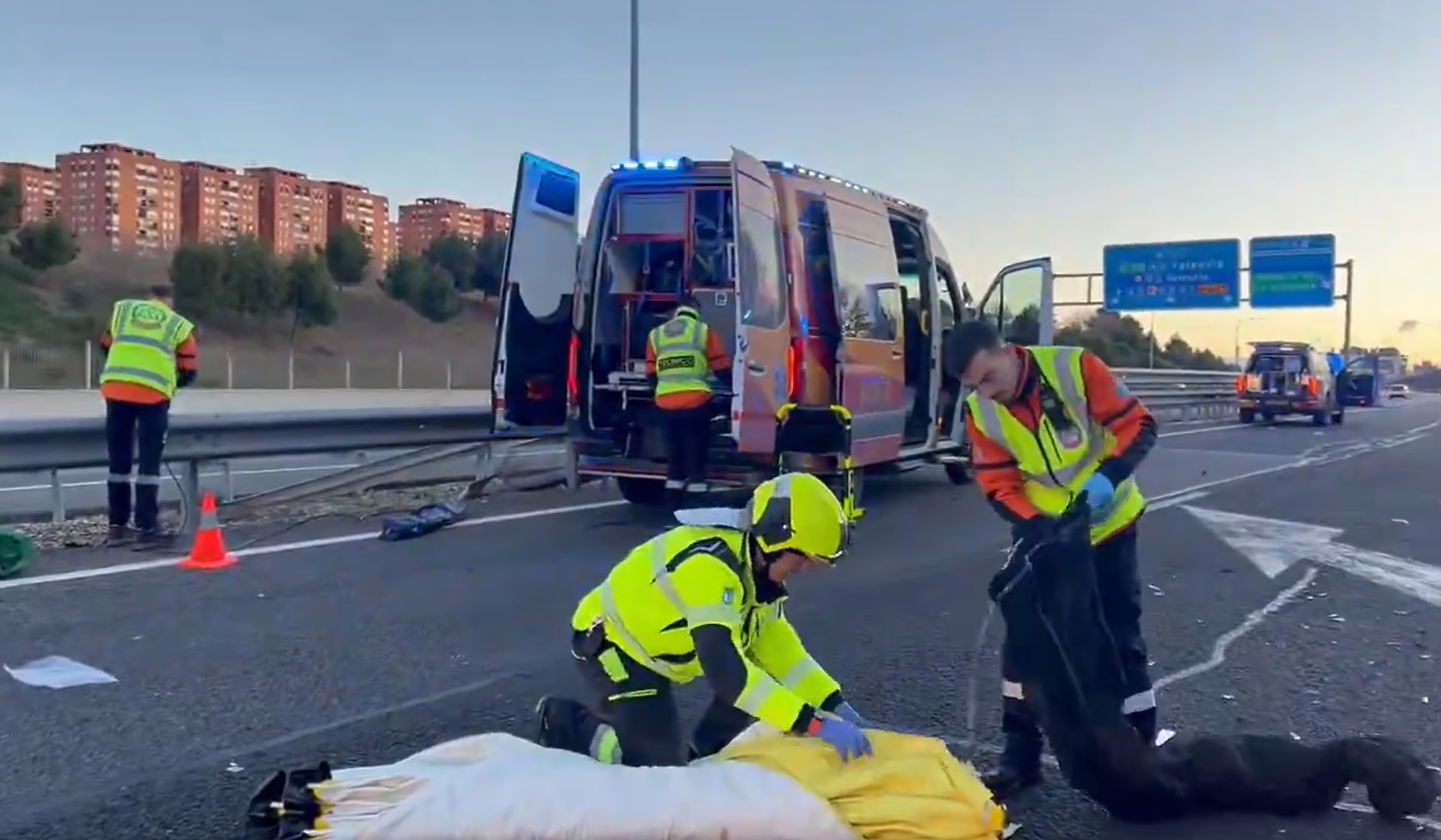 Cuatro jóvenes lesionados tras un choque entre un camión y un automóvil.
