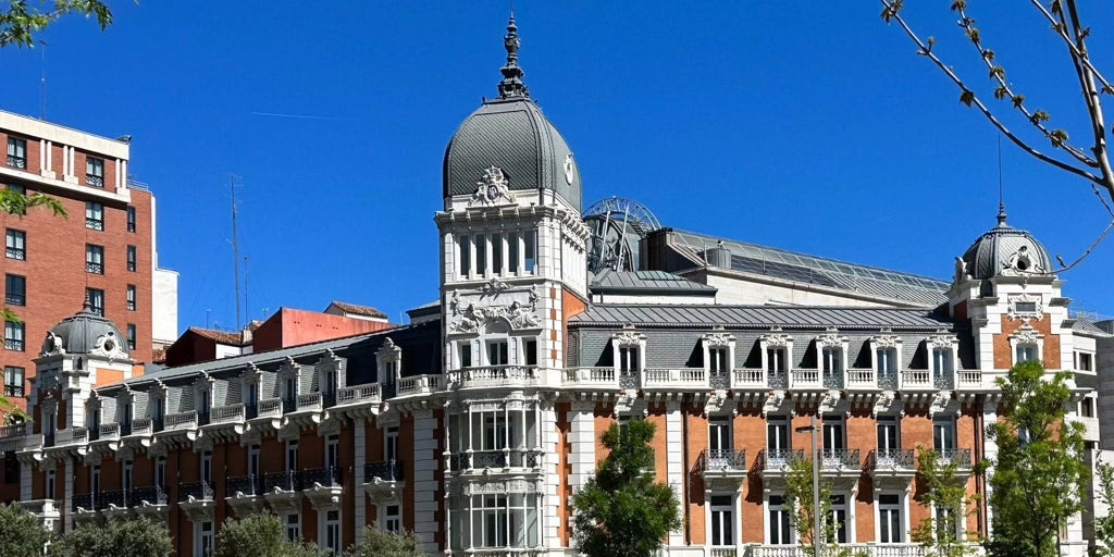 Preparativos para el resurgimiento del palacio de la minería como centro cultural en la plaza de España.