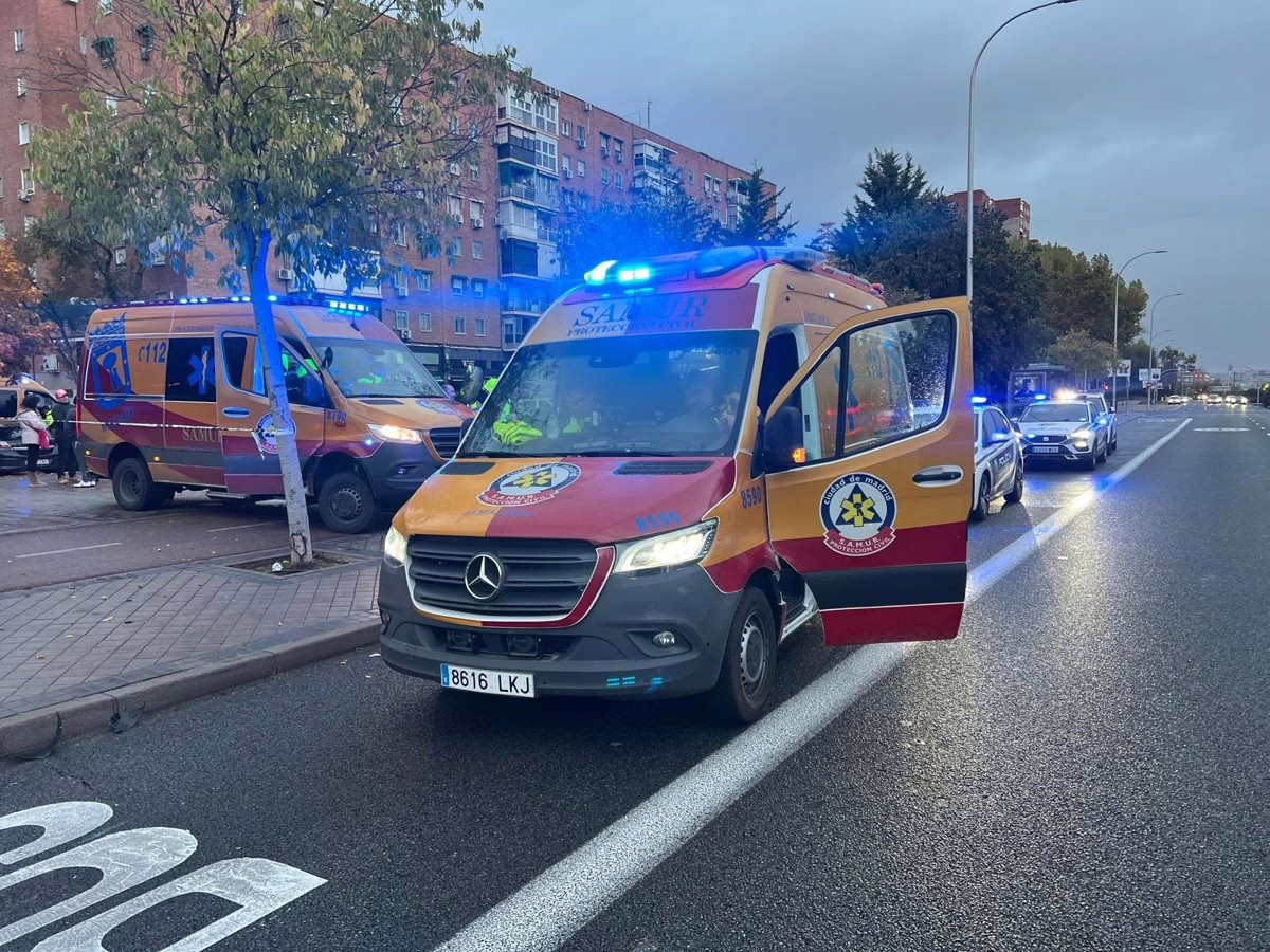 Grave accidente de un repartidor de comida al caerse de su moto en Moratalaz