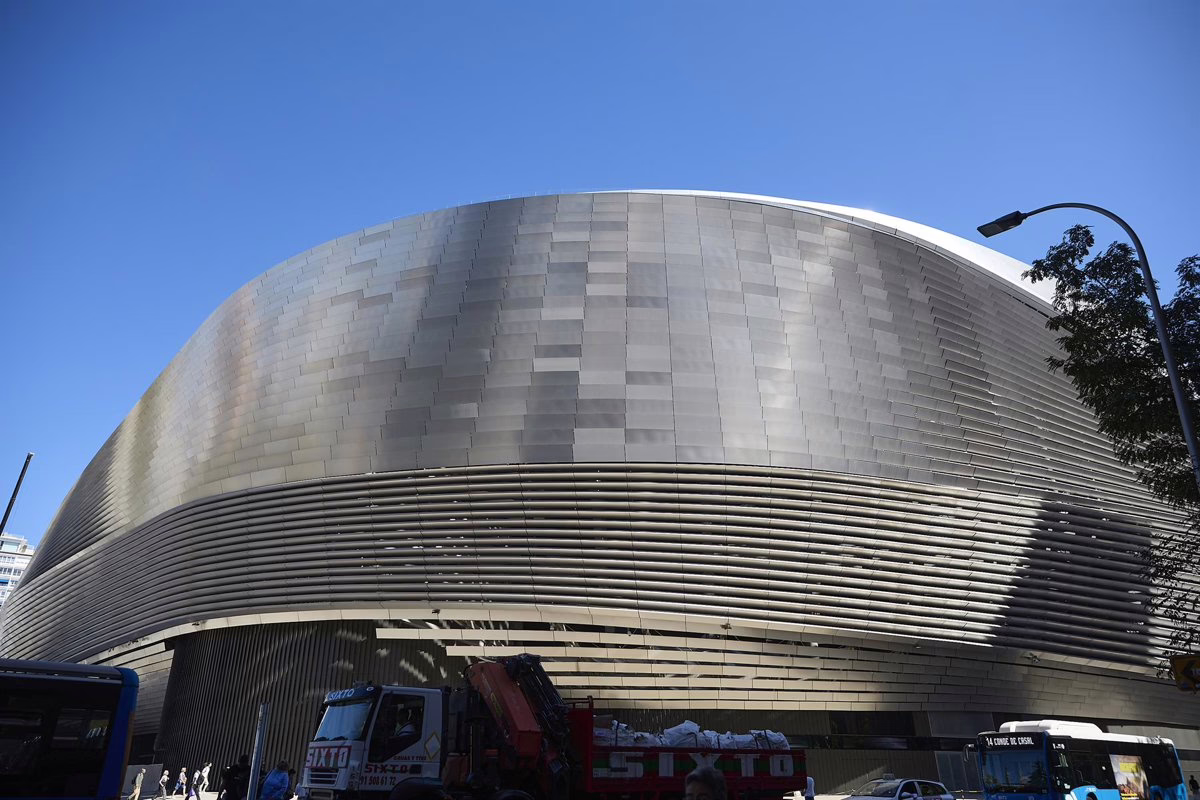 El TSJM apoya a los residentes del Bernabéu y autoriza que continúe el proceso judicial por los conciertos en el estadio.
