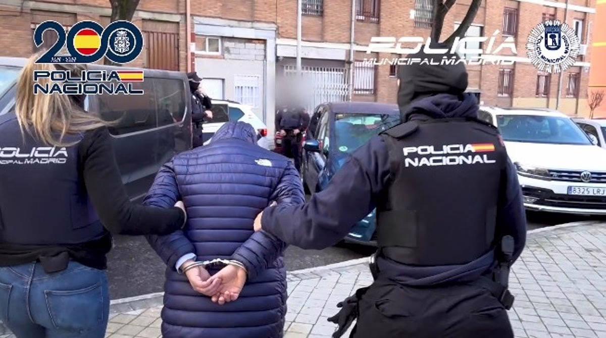Desmantelados tres locales de venta de productos falsificados y medicamentos ilegales en Puente de Vallecas.