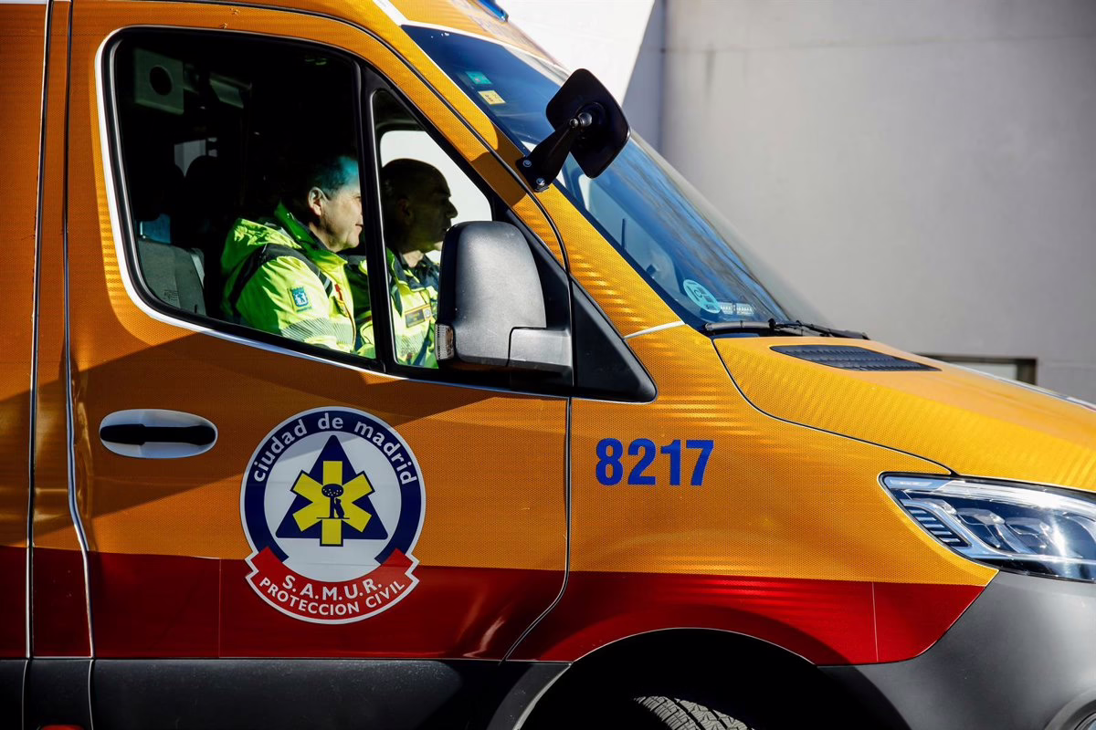 Motociclista de reparto sufre lesiones graves tras chocar con un coche en la M-11, en Hortaleza.