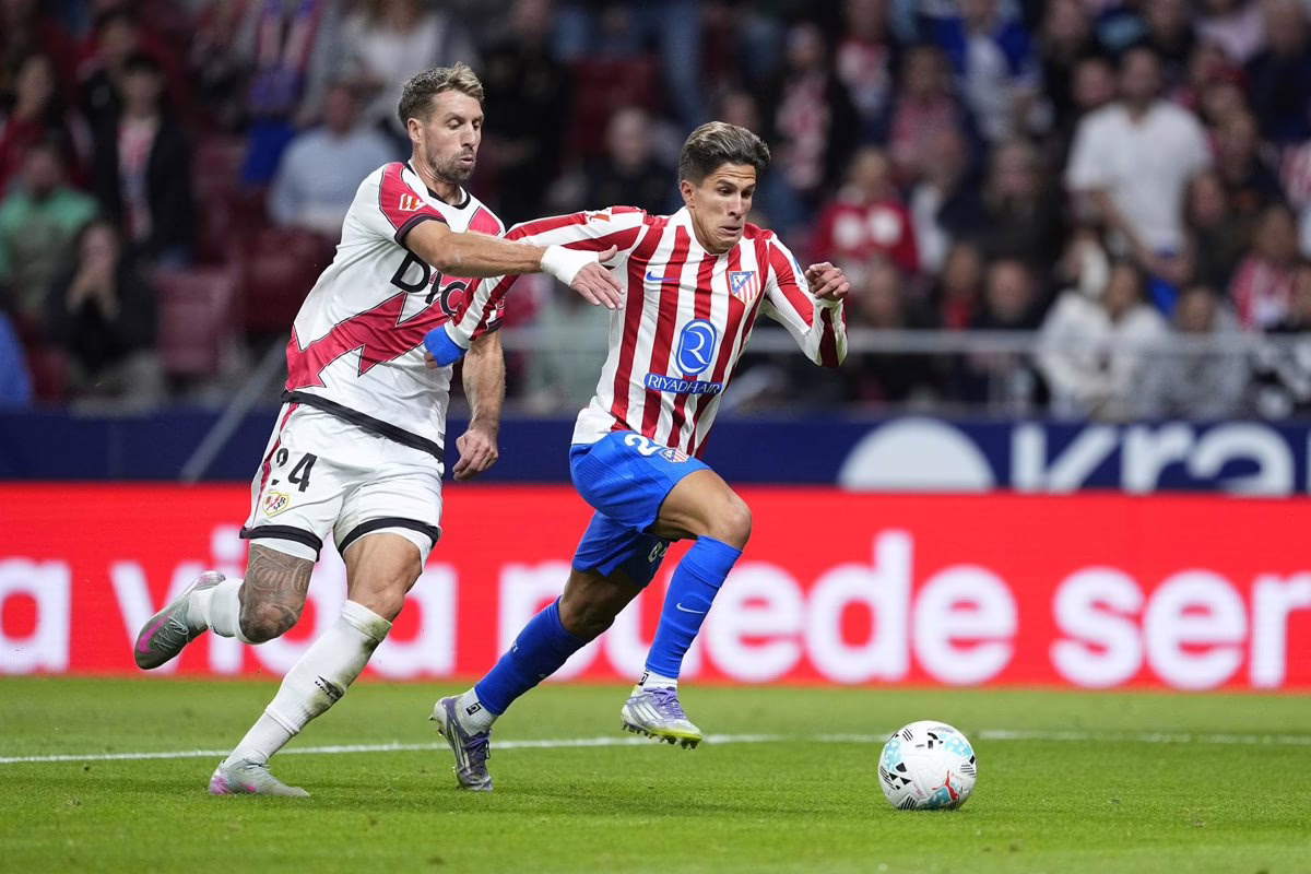 El Atlético regresa sorpresivamente a Butarque ante el desorden del Rayo.