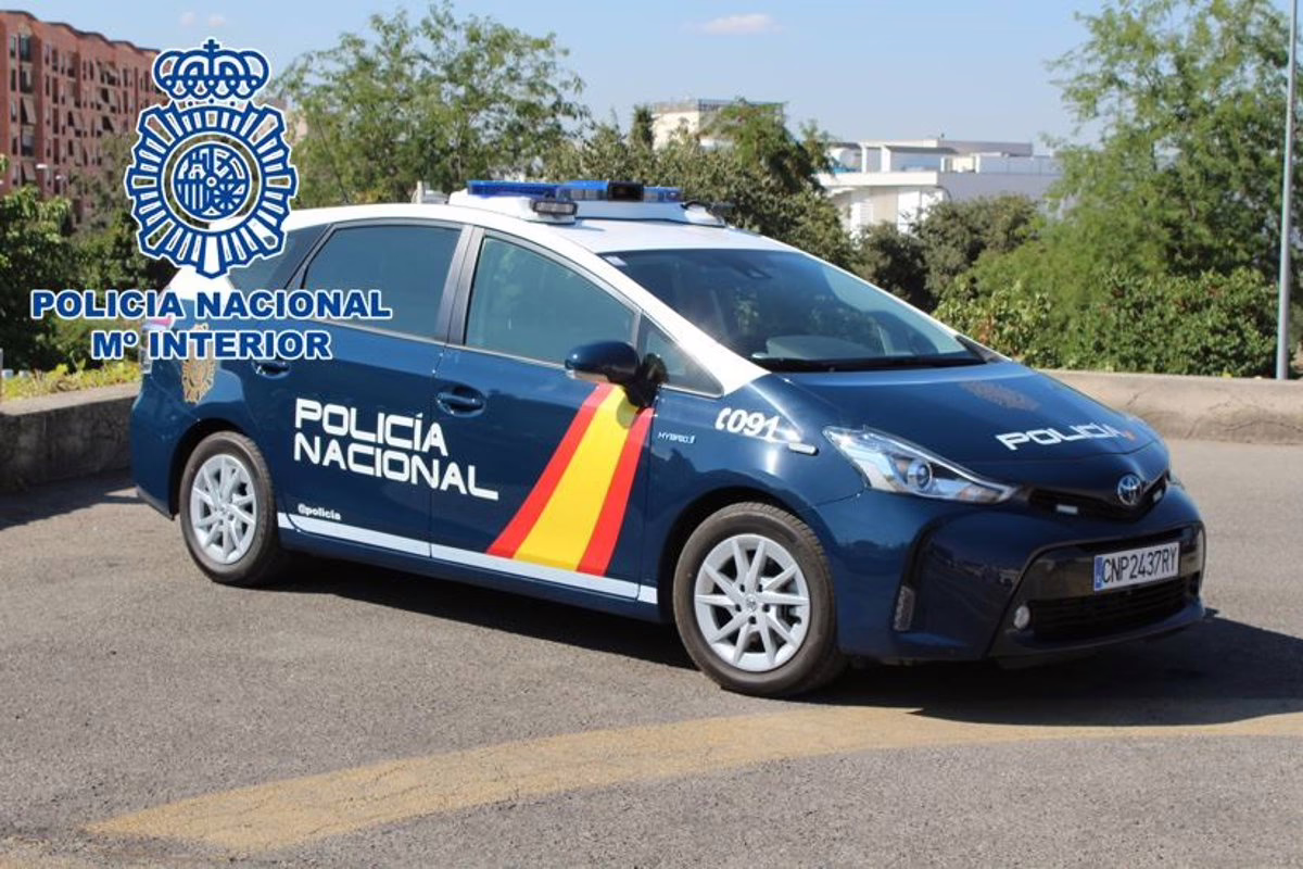 Detenido por realizar 60 hurtos en automóviles aparcados en garajes de Puente de Vallecas.