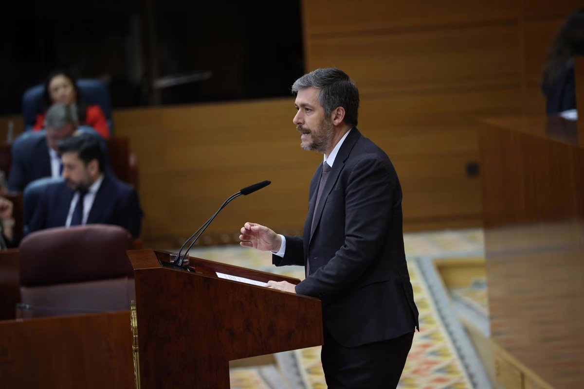 El gobierno de Ayuso denuncia que el PSOE busca desacreditar al alcalde de Móstoles para ocultar sus propios escándalos.
