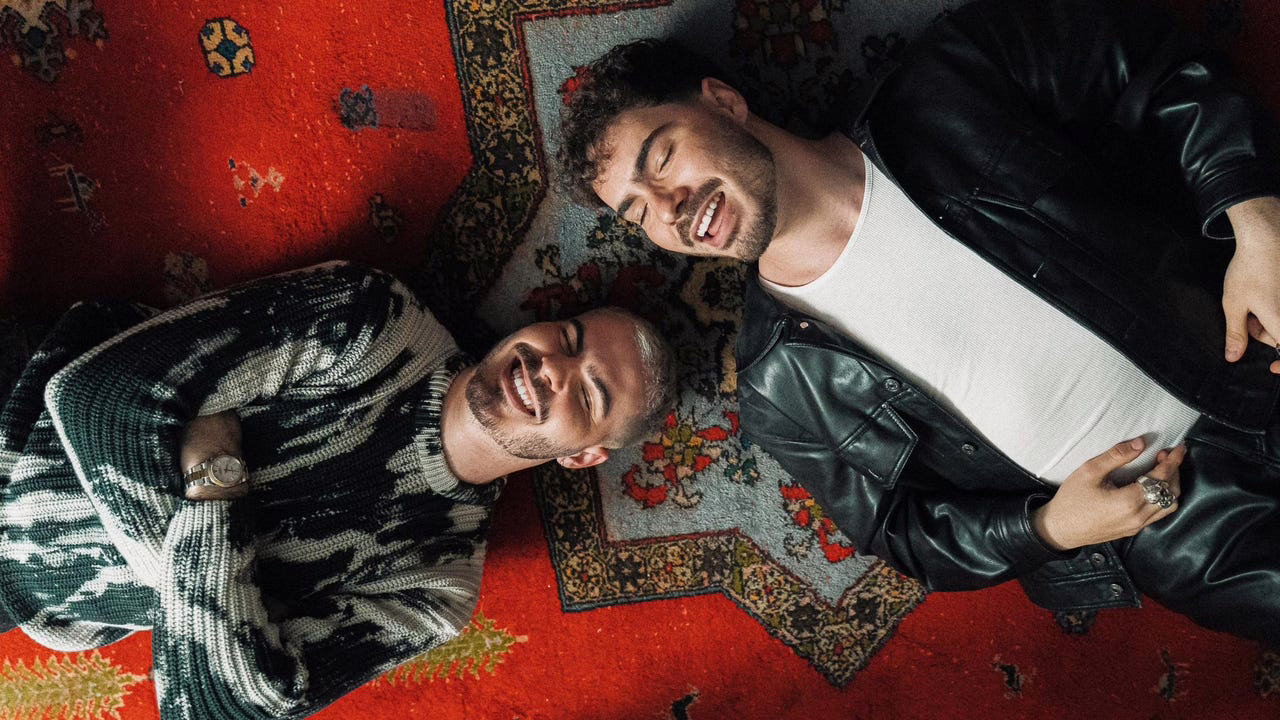 ¿Quiénes son Los Gemeliers, el dúo musical atacado en una discoteca madrileña?