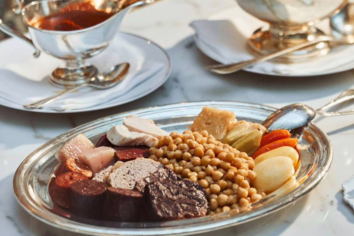El plato tradicional de Madrid que ha sido reconocido como Bien de Interés Cultural y sigue un ritual específico para su degustación.