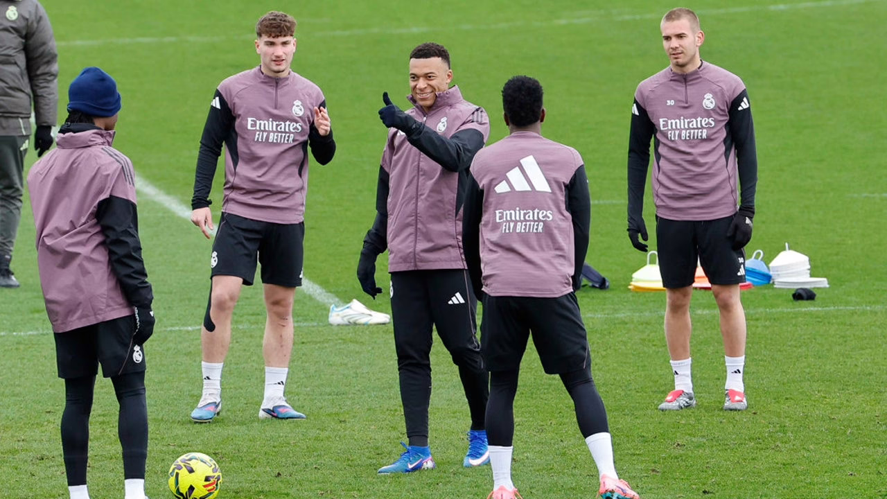 Mbappé se reintegra al equipo y jugará contra la Real Sociedad.