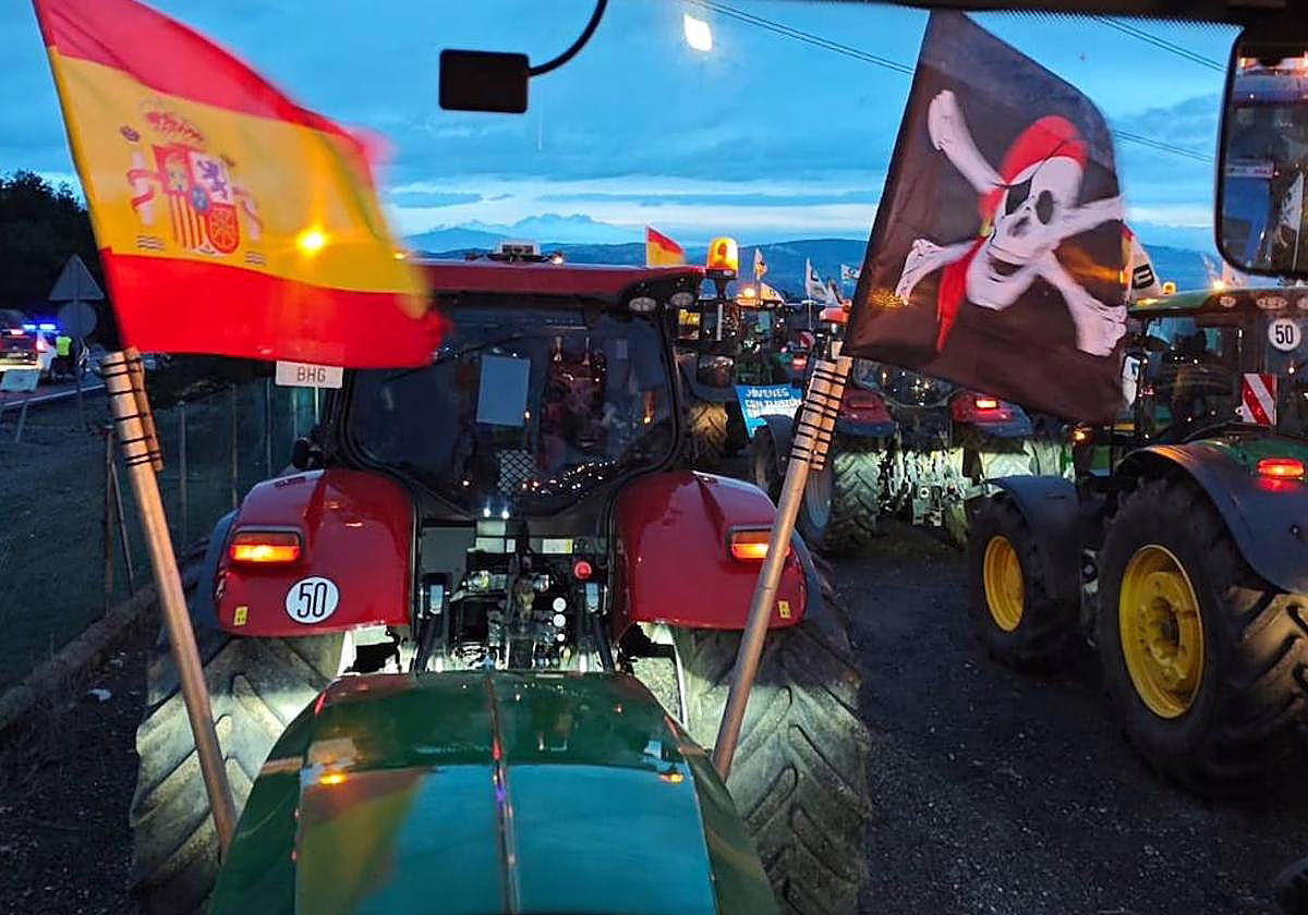 463 kilómetros en tractor hacia Madrid: 'Nos recibían con aplausos como si regresáramos de una batalla'