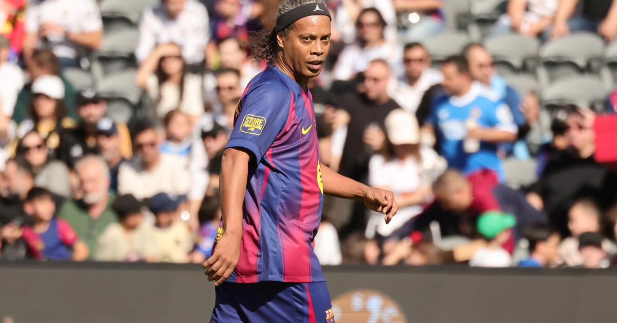 Barcelona de Ronaldinho iguala con Real Madrid de Figo en un enfrentamiento de leyendas en Los Ángeles.