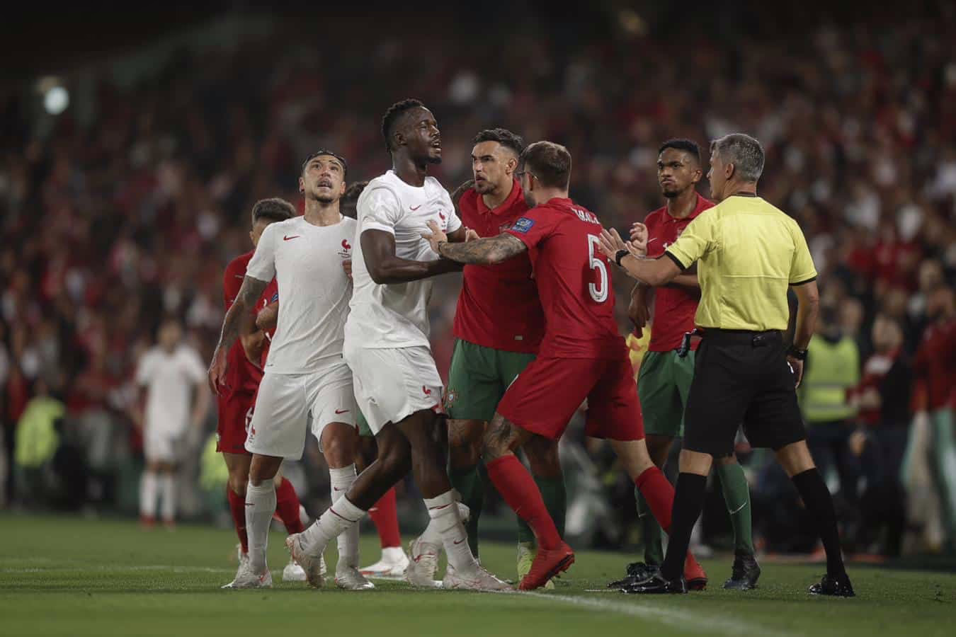 Controversia entre Benfica y Real Madrid por insultos a Vinicius y la respuesta de Mbappé.