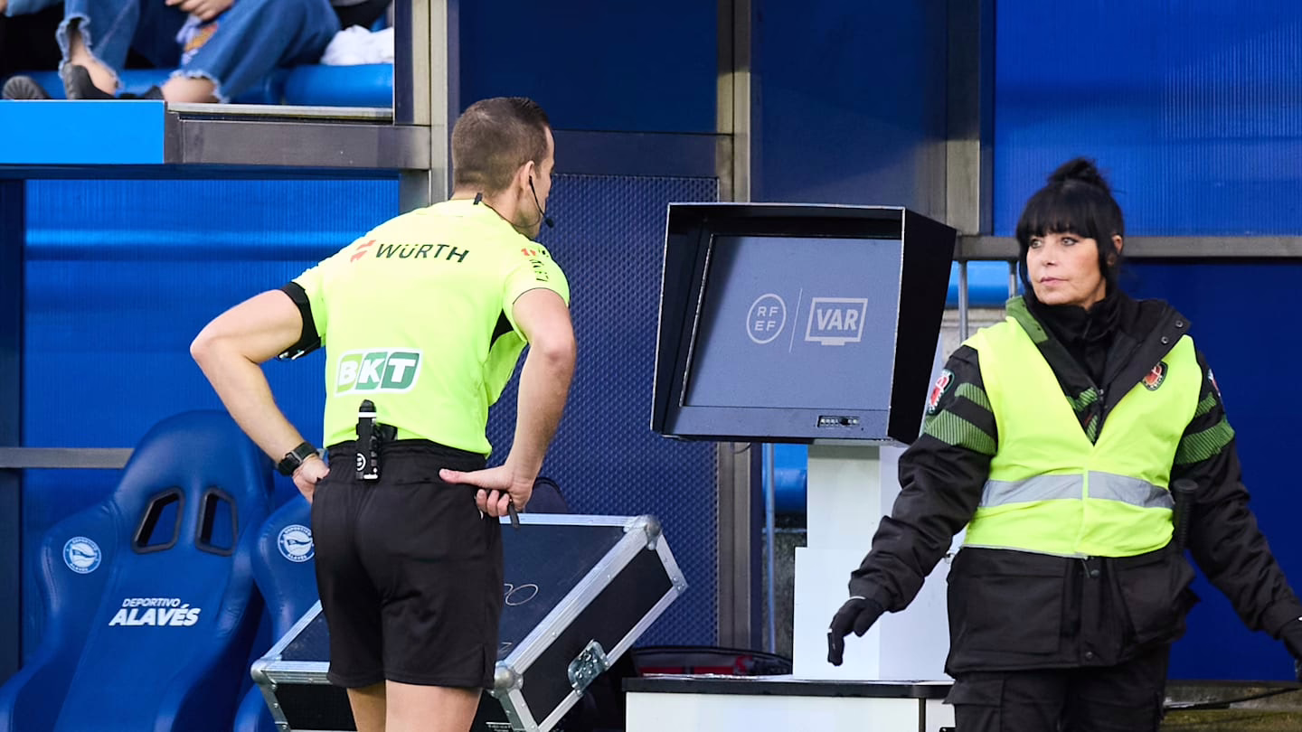 ¿De qué manera sería la clasificación de LaLiga 2025/26 después de la jornada 26 sin la intervención del VAR?