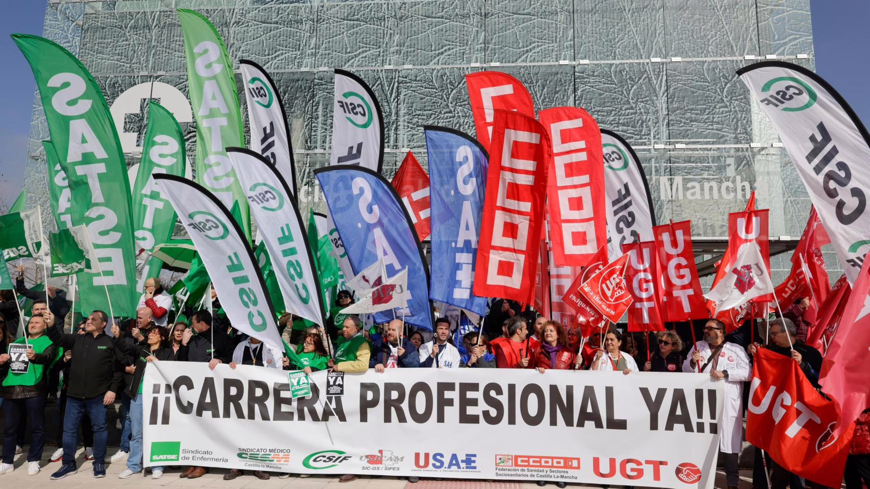 Cientos de empleados del Sescam solicitan a la Junta que se inicie la negociación de la carrera profesional: "14 años a la espera"