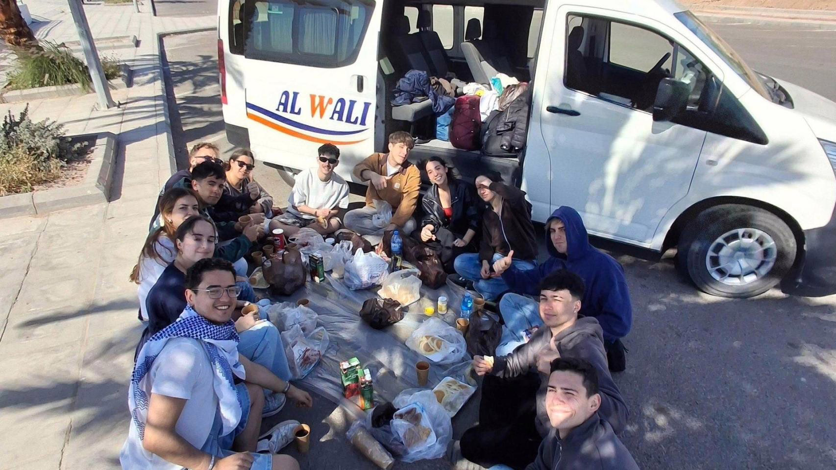 La aventura de un grupo de estudiantes Erasmus gallegos que busca abandonar Oriente Medio.