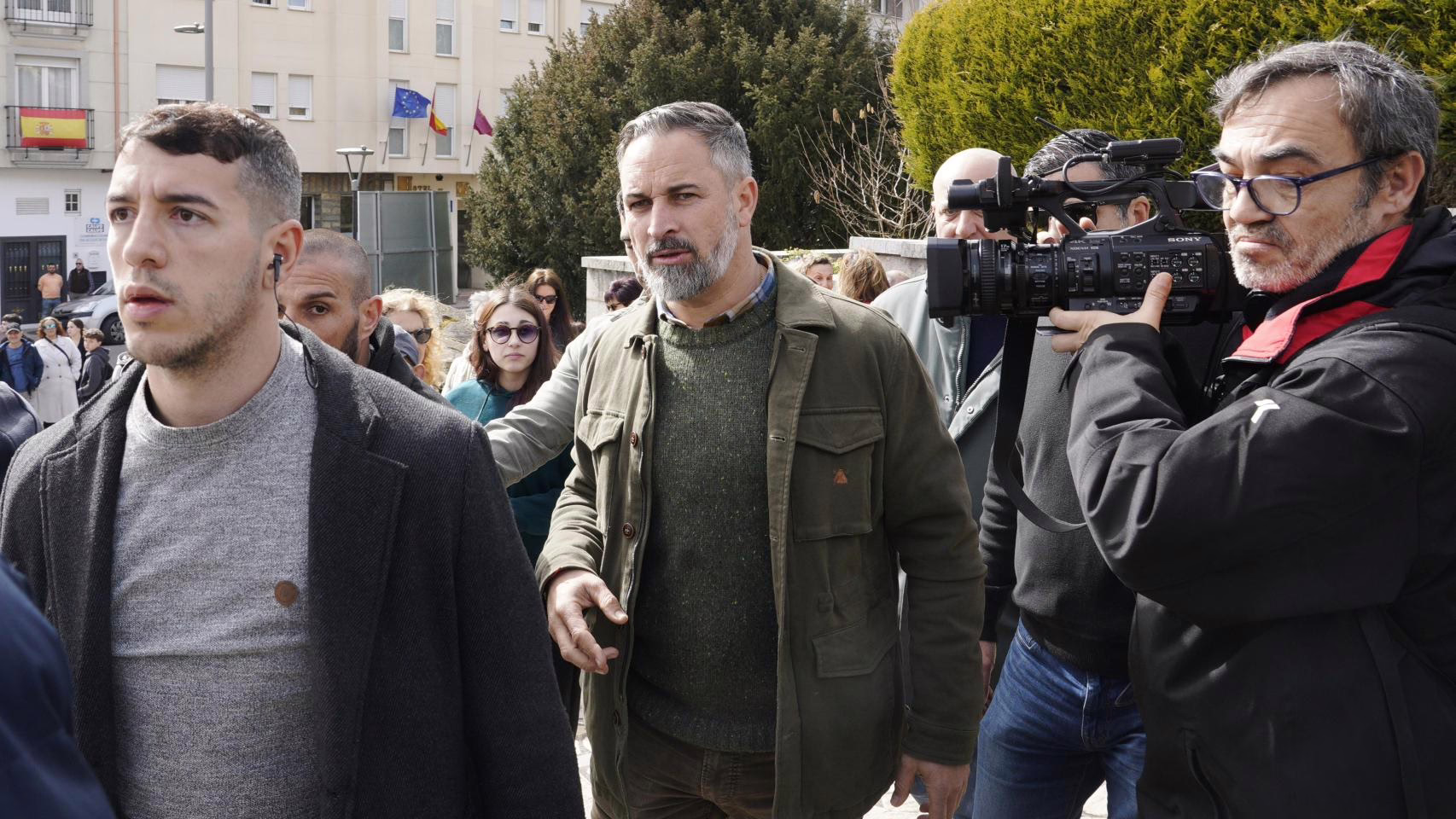 Abascal acusa a Sánchez de utilizar "el estruendo de las explosiones para encubrir sus delitos" y demanda a Feijóo que presente una moción de censura.